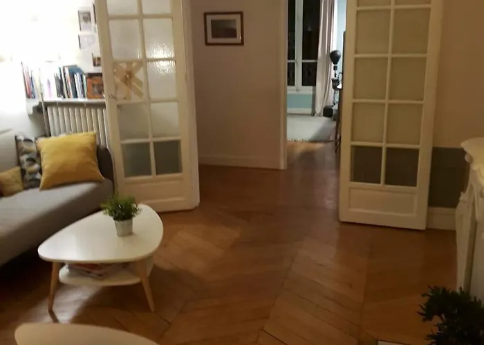 Haussmann-style Flat With Montmartre View Appartement Parijs