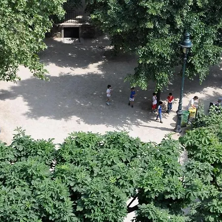 Haussmann-style Flat With Montmartre View شقة