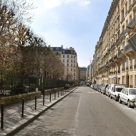 Haussmann-style Flat With Montmartre View דירה