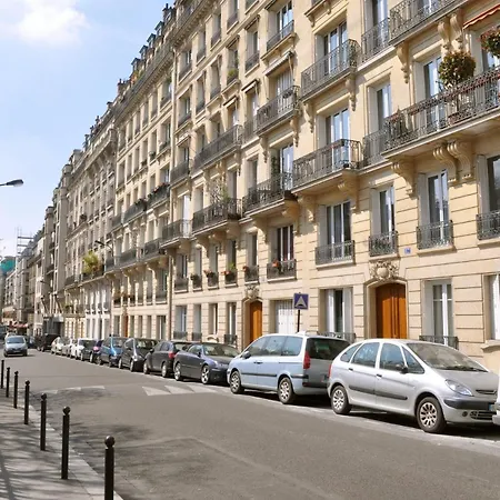 Haussmann-style Flat With Montmartre View פריז